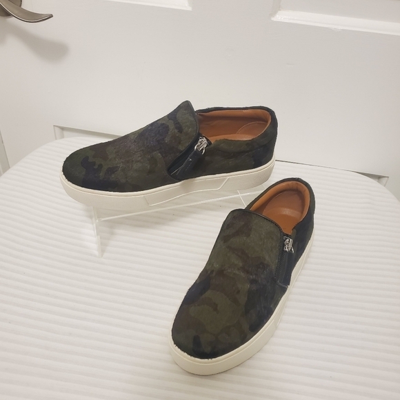 NWOB Very Volatile Los Angeles Normande Slipon Sneaker Shoes Size 6M, Camo Print - Picture 4 of 12